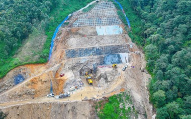 Liên danh Đèo Cả chính thức khoan hầm xuyên núi dài 8,8km cao nhất Việt Nam, giúp rút ngắn thời gian di chuyển từ 2 giờ xuống 11 phút