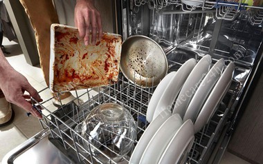 Vì sao máy rửa bát chạy xong mà bát đĩa vẫn bẩn? Thợ sửa chữa chỉ ra 1 nguyên nhân nhiều người bỏ qua