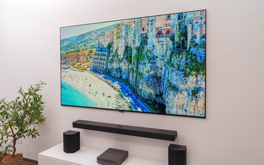 Trải nghiệm LG OLED W6 83 inch: TV 220 triệu đồng mỏng 9mm, gần như biến mất trên tường