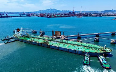 Gần 1 triệu thùng dầu Nga chuyển hướng khỏi Ấn Độ mỗi ngày, Trung Quốc lập tức tăng tốc gom hàng