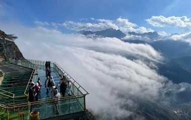 Việt Nam sở hữu cây cầu không bắc qua con sông nào, nằm ở độ cao hơn 2.200m, thuộc quần thể du lịch trị giá hơn 3.500 tỷ đồng