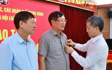 Trao Huy hiệu 35 năm tuổi Đảng cho 5 đảng viên Đảng bộ Trung ương Hội Luật gia Việt Nam