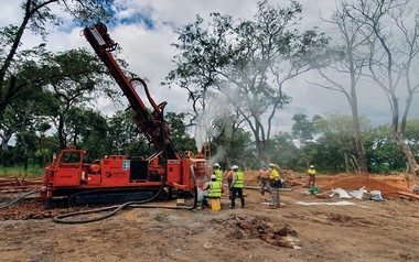 Khoan 6 mét vào lòng đất, phát hiện một dải khoáng hóa chứa vàng kéo dài 1km