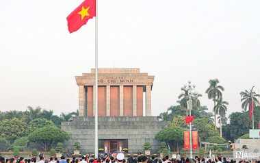 Hà Nội: Người dân rộn ràng xuống phố mừng Quốc khánh 2/9