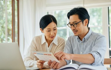 Tuổi 40 và bài toán chia tiền: Bao nhiêu cho mái ấm của con, bao nhiêu cho tuổi già của cha mẹ?