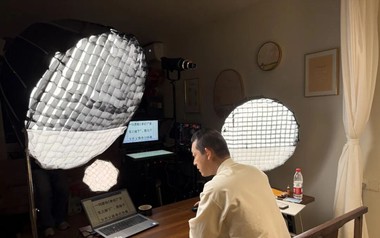 Thiên tài toán học từng bỏ học bổng MIT để đi tu: 8 năm sau hoàn tục, giờ livestream 12 tiếng/ngày kiếm sống, thừa nhận 'cần tiền'