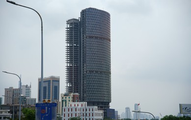 Tòa nhà "tai tiếng" trên đất vàng TPHCM: Số phận lao đao, trở thành khoản nợ xấu BĐS lớn bậc nhất, đến lớp vỏ rực rỡ mỗi đêm dù bên trong vẫn là khối bê tông khổng lồ