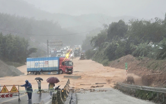 Bộ Xây dựng cập nhật nóng tình hình giao thông vùng mưa lũ: 13 vị trí tắc đường bộ, 33 đoàn tàu ngừng chạy