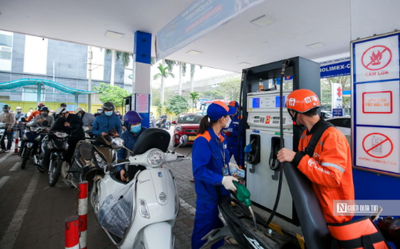 Thủ tướng yêu cầu bảo đảm cung ứng xăng dầu cho sản xuất, kinh doanh và tiêu dùng của người dân, doanh nghiệp