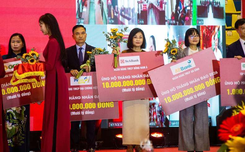 SeABank ủng hộ 10 tỷ đồng hưởng ứng Tháng Nhân đạo năm 2026