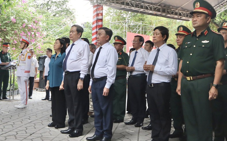 Chủ tịch Quốc hội Trần Thanh Mẫn dâng hương, dâng hoa các anh hùng liệt sĩ tại Công viên Lê Thị Riêng
