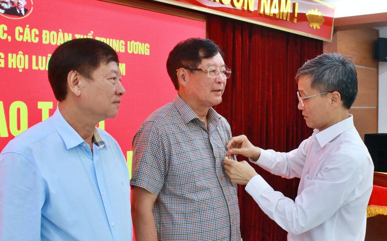 Trao Huy hiệu 35 năm tuổi Đảng cho 5 đảng viên Đảng bộ Trung ương Hội Luật gia Việt Nam